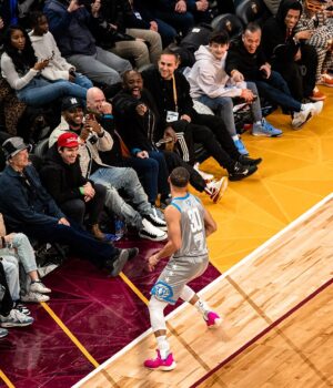 Stephen Curry durante el Juego de Estrellas de la NBA de 2022; fotografía de archivo de Erik Drost.
