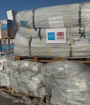 Paquetes de tiendas de campaña de Unicef y ayuda británica en Gaza; fotografía de archivo del 1 de diciembre de 2025.
