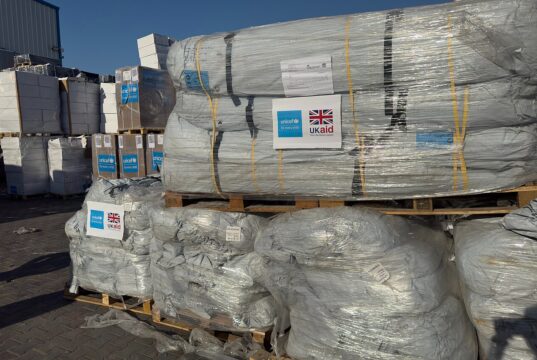 Paquetes de tiendas de campaña financiadas por el Reino Unido para distribución de Unicef en Gaza; archivo del 1 de diciembre de 2025.
