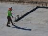 Trabajador inspecciona una estructura en una obra de construcción, imagen ilustrativa