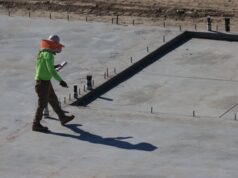 Alcaldía de Higüey paraliza construcciones sin permisos Trabajador inspecciona una estructura en una obra de construcción, imagen ilustrativa