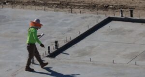 Trabajador inspecciona una estructura en una obra de construcción, imagen ilustrativa