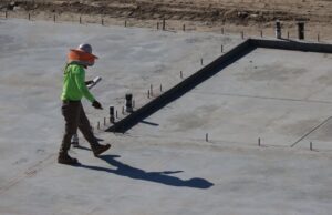 Trabajador inspecciona una estructura en una obra de construcción, imagen ilustrativa