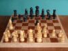 Esther Ramírez conquista invicta el Nacional Juvenil de Ajedrez Tablero de madera con piezas de ajedrez blancas y negras; fotografía de archivo de 2006.