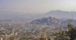 Vista de la ciudad de Taiz, Yemen, fotografiada por Rod Waddington en 2013.