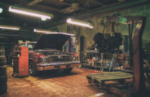 Interior de un taller de servicios automotrices con vehículo y equipo de reparación