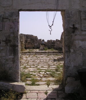 Ruinas históricas de la iglesia de San Jorge en Taybeh en 2005; imagen de archivo, no del ataque de 2026