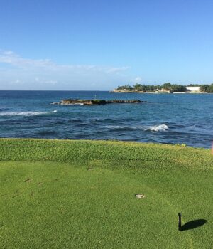 Bandera junto al mar en el campo Teeth of the Dog de Casa de Campo, fotografía de archivo de 2015