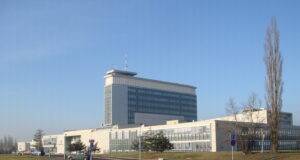 Edificio de la Televisión Checa en Praga; fotografía de archivo de 2008 de Ondřej Žváček.