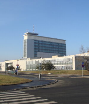 Edificio de la Televisión Checa en Praga; fotografía de archivo de 2008 de Ondřej Žváček.