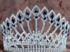 Tiara circular con pedrería azul usada como imagen ilustrativa de un certamen de belleza