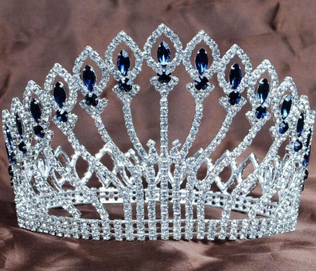Tiara circular con pedrería azul usada como imagen ilustrativa de un certamen de belleza