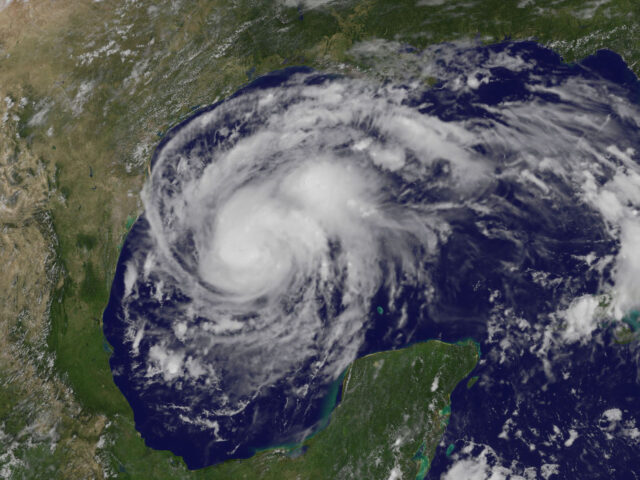 Imagen satelital de archivo de un ciclón tropical sobre el golfo de México; ilustración, no corresponde a Isaias