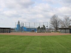 Campo de béisbol vacío bajo cielo nublado, imagen ilustrativa de la pretemporada