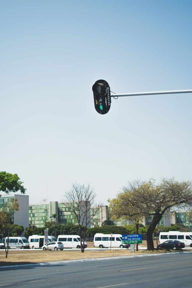 Tránsito y minibuses en semáforo Semáforo y minibuses en una vía urbana, imagen ilustrativa sobre seguridad vial en Cabeza de Toro