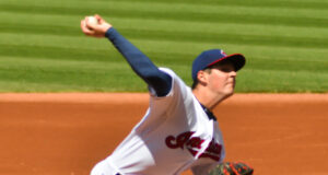 Trevor Bauer lanza con Cleveland en una fotografía de archivo de 2013