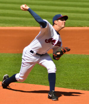 Trevor Bauer — archivo de 2013, Erik Drost Trevor Bauer lanza con Cleveland en una fotografía de archivo de 2013