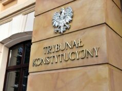 Crisis judicial en Polonia obliga a Nawrocki a regresar de viaje Entrada del Tribunal Constitucional de Polonia en Varsovia, fotografía de archivo de Adrian Grycuk de enero de 2016.