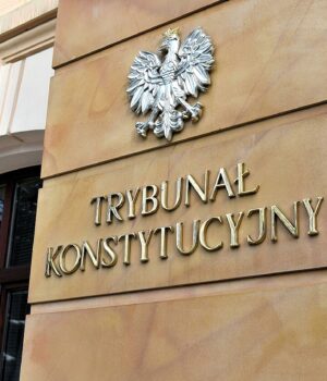 Entrada del Tribunal Constitucional de Polonia en Varsovia, fotografía de archivo de Adrian Grycuk de enero de 2016.