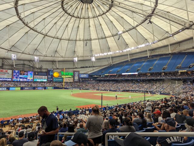 Vista del terreno y las gradas del Tropicana Field durante un partido en mayo de 2022; fotografía de archivo