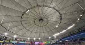 Vista interior del Tropicana Field, sede del Juego 3 de la Serie Mundial 2026 entre Milwaukee y Tampa Bay