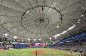 Vista interior del Tropicana Field en St. Petersburg, Florida; fotografía de archivo de junio de 2024.
