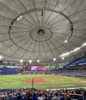 Vista interior del Tropicana Field, sede del Juego 3 de la Serie Mundial 2026 entre Milwaukee y Tampa Bay