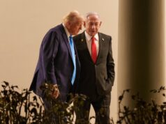 Donald Trump y Benjamin Netanyahu conversan durante una reunión en la Casa Blanca en 2025