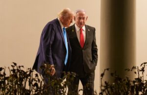Trump respalda a Netanyahu a nueve días de las elecciones Donald Trump y Benjamin Netanyahu conversan durante una reunión en la Casa Blanca en 2025