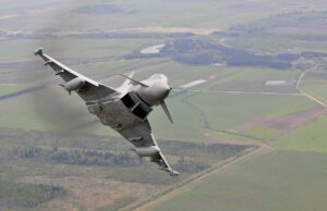 Caza Typhoon de la Royal Air Force sobre Lituania durante una misión de vigilancia aérea en 2014; fotografía de archivo.