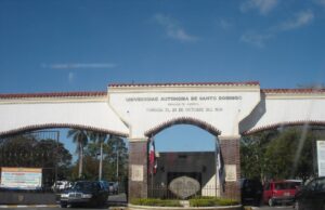 Instalaciones de la Universidad Autónoma de Santo Domingo; fotografía de archivo de 2007, de Siso84.