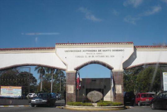 Entrada de la Universidad Autónoma de Santo Domingo en la capital dominicana; fotografía de archivo de 2007.