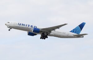 Turbulencias dejan cuatro auxiliares heridos en vuelo de United a Los Ángeles Boeing 777 de United Airlines en Los Ángeles; fotografía de archivo de mayo de 2026.
