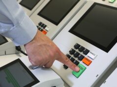 Urna electrónica brasileña con pantalla y teclado, fotografiada por el Tribunal Superior Electoral en 2021.