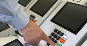 Urna electrónica brasileña con pantalla y teclado, fotografiada por el Tribunal Superior Electoral en 2021.