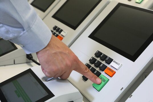 Urna electrónica brasileña del Tribunal Superior Electoral, fotografía de archivo de 2021.