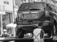 Grúa transporta un vehículo en una vía urbana, imagen ilustrativa del operativo en Verón