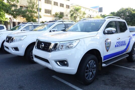 Ocupan pistola durante allanamiento en Los Chavoneros de Verón Vehículo identificado de la Policía Nacional de la República Dominicana usado como imagen alusiva al patrullaje