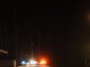 Vehículo policial con luces de emergencia durante la noche, imagen de archivo alusiva