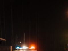 Joven de 21 años muere baleado en Maguá Vehículo policial con luces de emergencia durante la noche, imagen de archivo alusiva