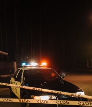 Vehículo policial con luces de emergencia durante la noche, imagen de archivo alusiva