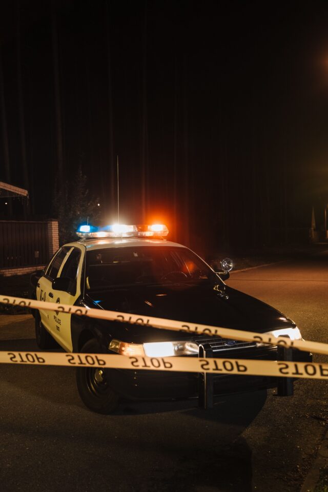 Vehículo policial con luces de emergencia durante la noche, imagen de archivo alusiva