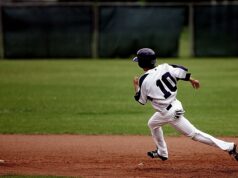 Jugador de béisbol corriendo hacia una base durante un partido; fotografía de archivo de 2009