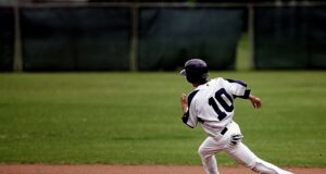Jugador de béisbol corriendo hacia una base durante un partido; fotografía de archivo de 2009
