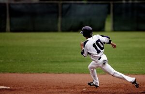 Rays y Brewers llevan 326 robos a la Serie Mundial Jugador de béisbol corriendo hacia una base durante un partido; fotografía de archivo de 2009