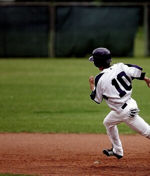 Jugador de béisbol corriendo hacia una base durante un partido; fotografía de archivo de 2009