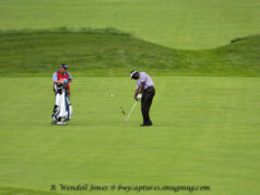 Vijay Singh gana a los 63 años tras más de tres años sin títulos Vijay Singh ejecuta un golpe en el Greenbrier Classic; fotografía de archivo de 2013.