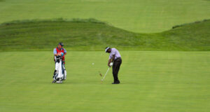 Vijay Singh ejecuta un golpe en el Greenbrier Classic; fotografía de archivo de 2013.