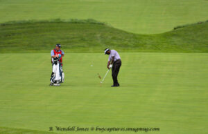 Vijay Singh gana a los 63 años tras más de tres años sin títulos Vijay Singh ejecuta un golpe en el Greenbrier Classic; fotografía de archivo de 2013.