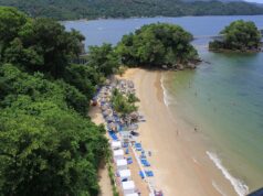 Samaná evalúa vuelo chárter con Puerto Rico Vista de la bahía y zona urbana de Santa Bárbara de Samaná